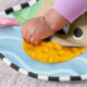 Fisher-Price Cojín para Jugar Bocabajo Aventuras Sensoriales con Mordedor y Sonajero