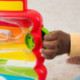 Fisher-Price Pila de Aritos que Caen Juego de Colocar Anillas