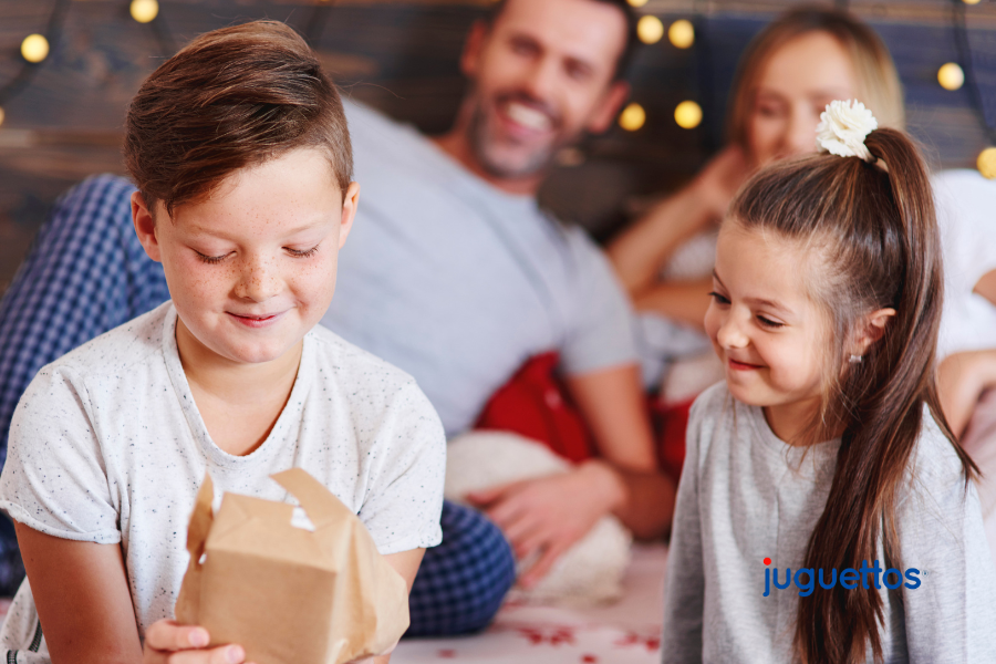 La Magia de Regalar Clásicos en Navidad: Juguetes que Unen a la Familia