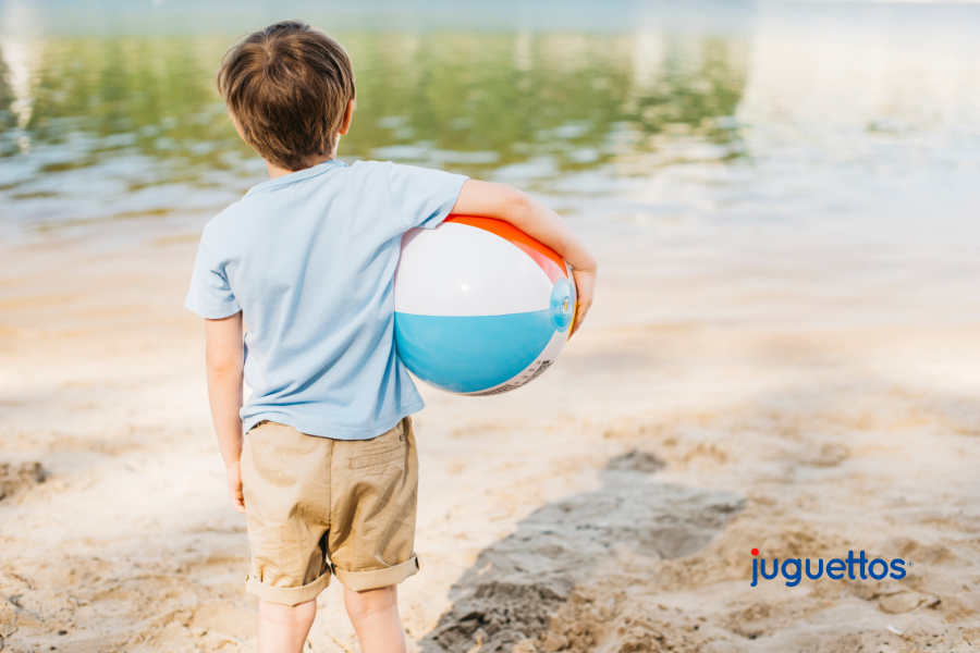 Juegos con niños y niñas en playa y piscina